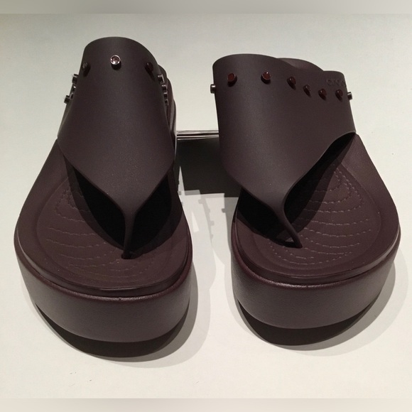 NWT Crocs Brooklyn Studded Flip in Dark Cherry - Picture 3 of 7